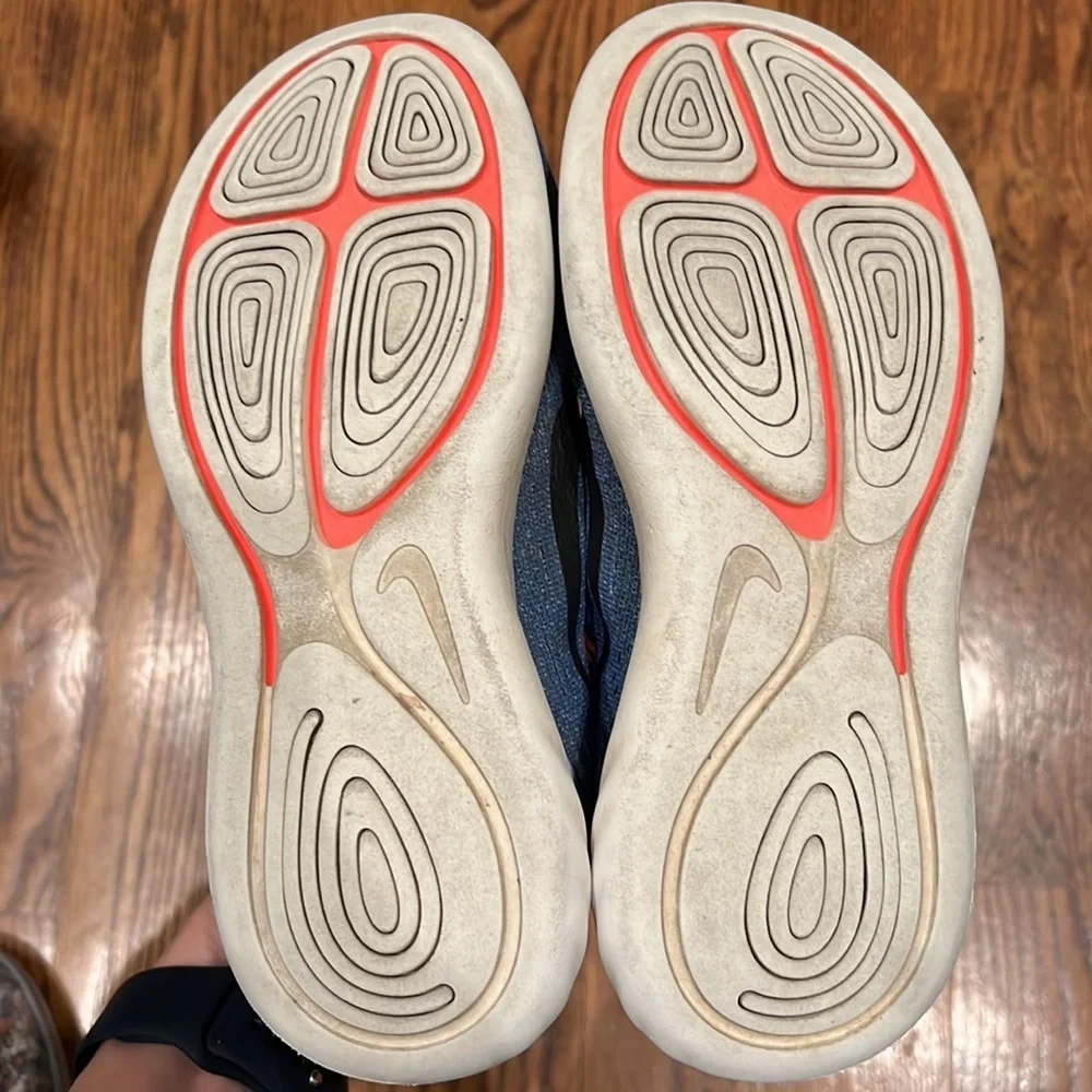 Nike Kids Lunarglide 8 sneaker size 5.5